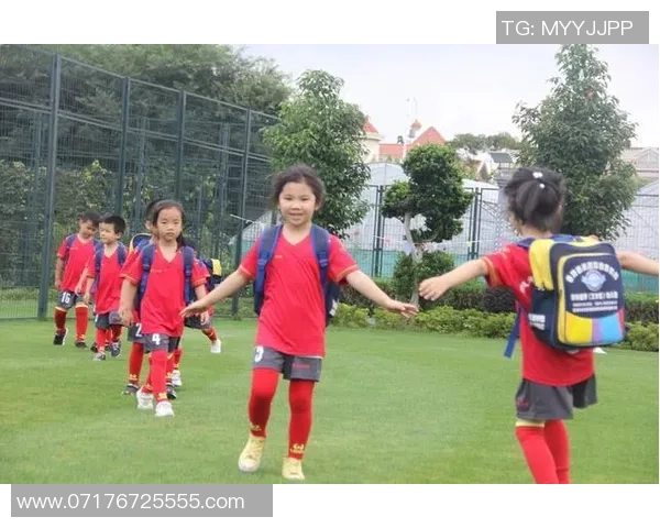 每天与不同足球明星亲密接触，感受他们的训练与生活魅力